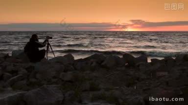 年轻迷人的摄影师站在一块岩石上，用三脚架上的相机<strong>拍摄</strong>海景和风景的全景<strong>照片</strong>
